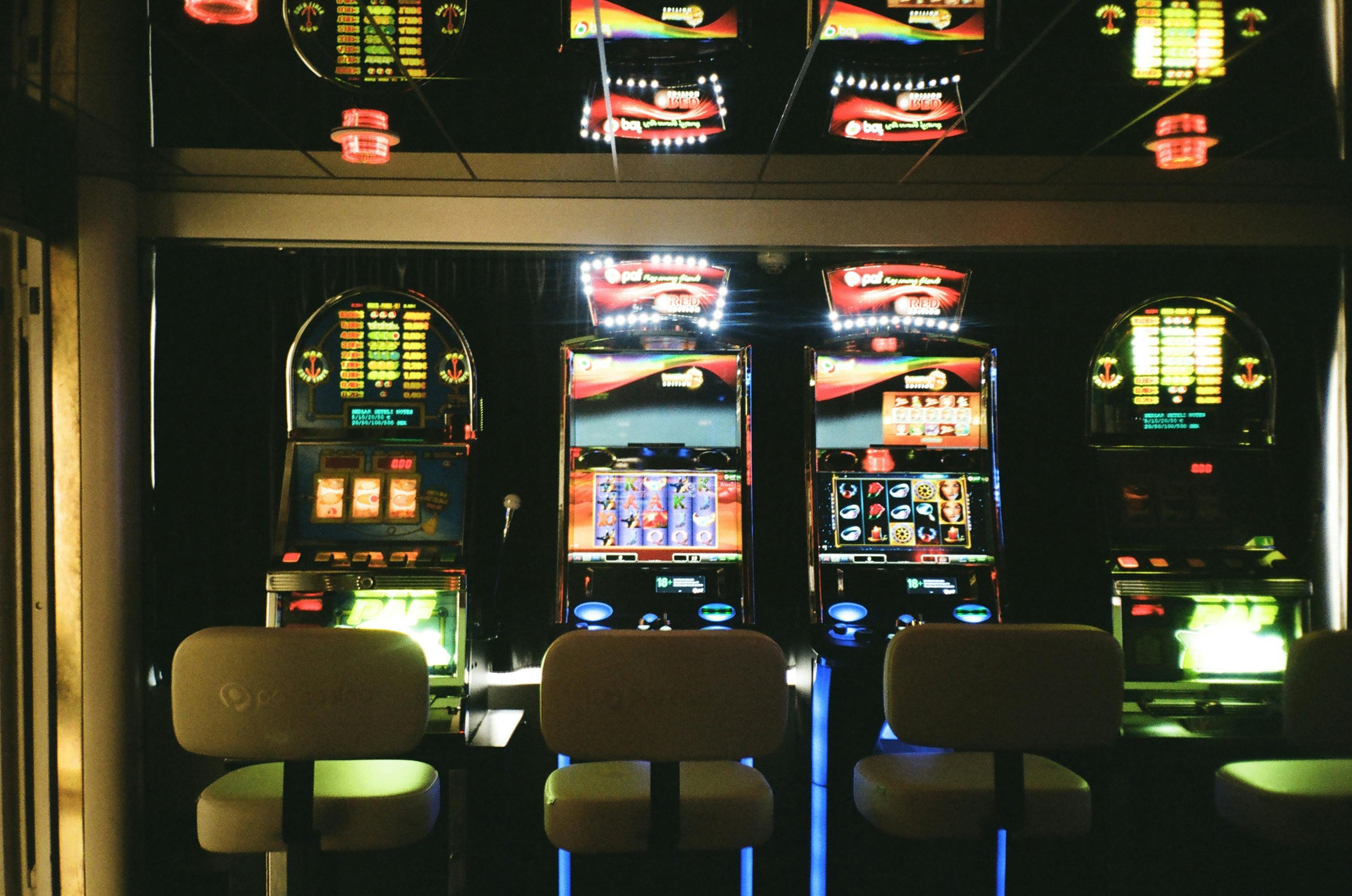 MMK95 Slots Free Spins Bonus Round Multiplier Feature မြန်မာဂိမ်းကစားနေသောမြင်ကွင်း